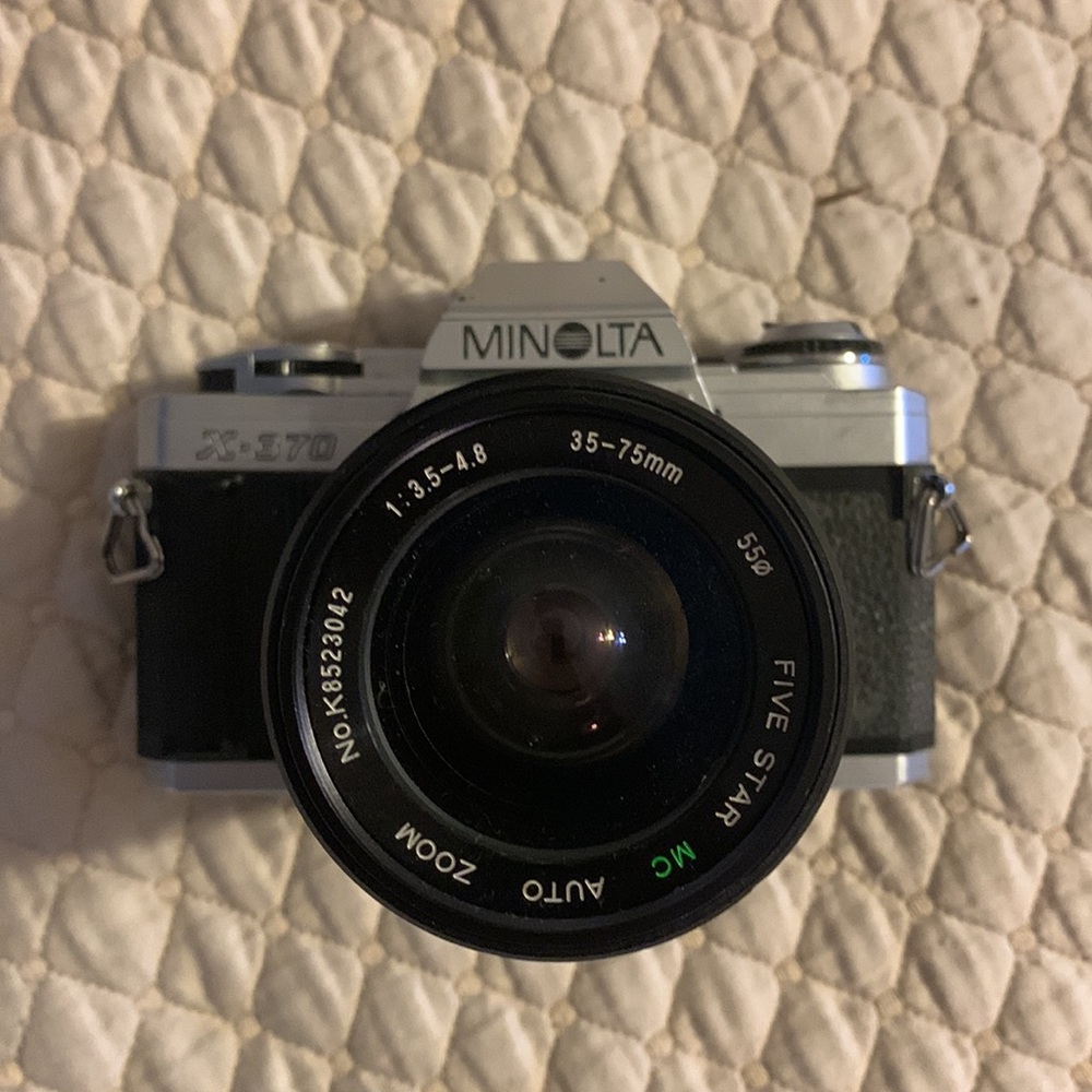 Minolta vintageC-370 camera comes with original bag flash and extra lens As Is.